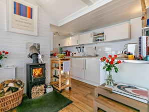 Oven, cookware/dishes/utensils - 1 Bed in Torpoint (oc-74824) (Millbrook)
