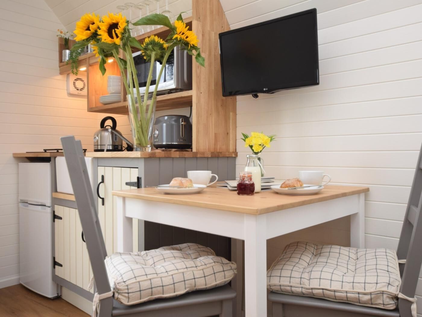 High chair, cookware/dishes/utensils