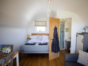 Cuna de viaje, wifi gratis, ropa de cama