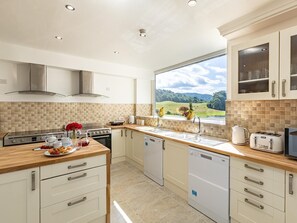 Oven, dishwasher, high chair, cookware/dishes/utensils - 12 Bed in Bala (oc-75289) (Llandderfel)