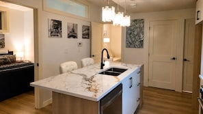 2 bedrooms, iron/ironing board, WiFi, bed sheets - Upscale Basement Suite - Private Entry Sleeps 4. (Calgary)