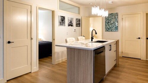 Upscale Basement Suite - Private Entry Sleeps 4.