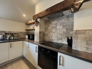 Horno, lavavajillas y utensilios de cocina 