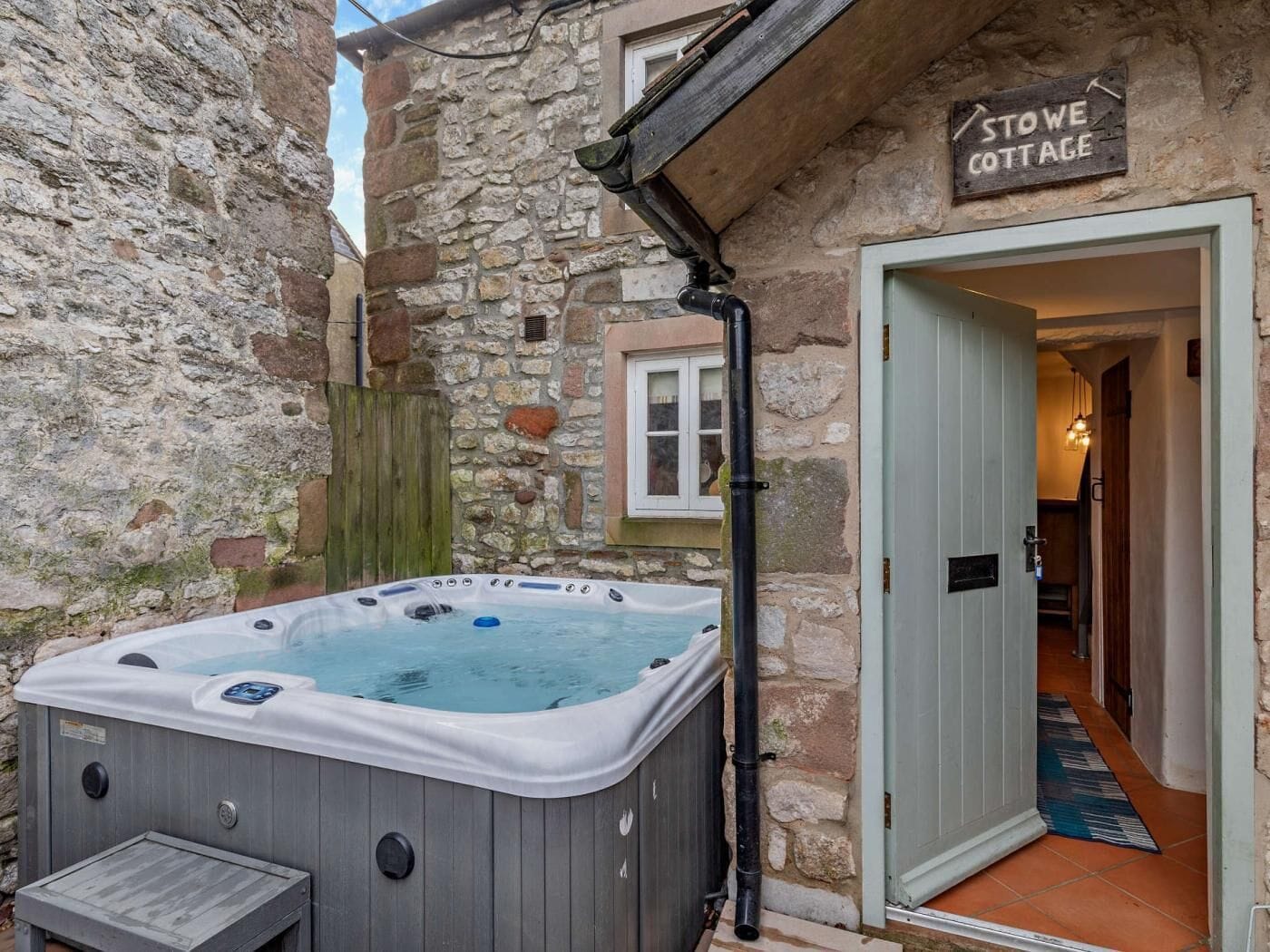 Outdoor spa tub