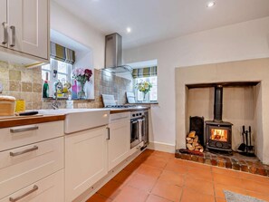 A modern kitchen with a stove, oven, and a fireplace. - 1 Bed in Matlock (oc-75400) (Middleton)