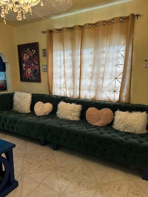 Living area - Charming 1-bedroom house in Santa Cruz perfect for your getaway (Santa Cruz)