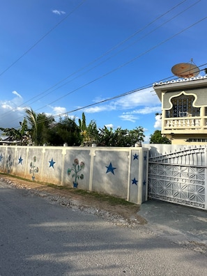 Property grounds - Charming 1-bedroom house in Santa Cruz perfect for your getaway (Santa Cruz)