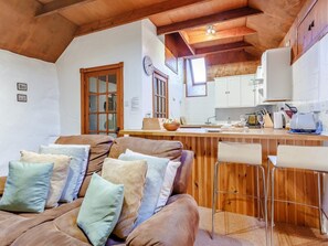 TV, fireplace - 1 Bed in Isle Of Skye (oc-ca073) (Glendale)
