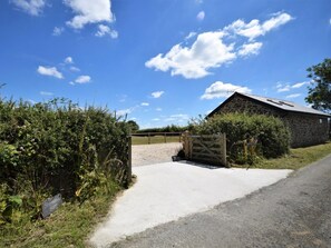 A stone barn with a gravel driveway leading to a wooden gate. - 1 Bed in Umberleigh (oc-85181) (High Bickington)