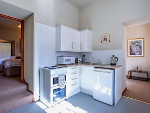Microwave, cookware/dishes/utensils - 1 Bed in Alness (oc-ca232) (Caplich)
