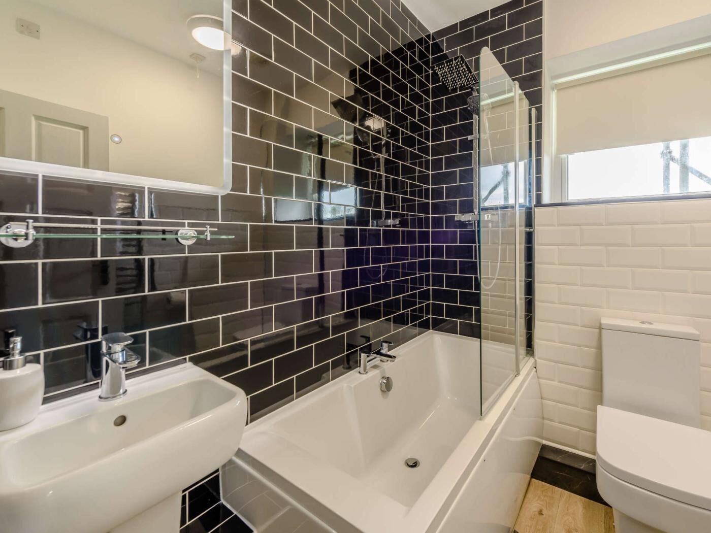 Une salle de bain moderne avec une baignoire, deux lavabos et des toilettes.