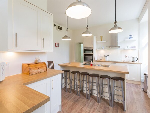 Oven, dishwasher, cookware/dishes/utensils - 4 Bed in Kingussie (oc-ca051) (Kingussie)