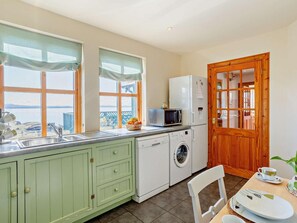 Oven, dishwasher, cookware/dishes/utensils