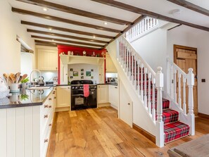Oven, high chair, cookware/dishes/utensils - 2 Bed in Drumnadrochit (oc-ca315) (Strone)
