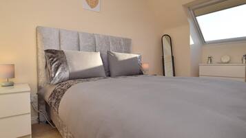 3 bedrooms, travel cot, free WiFi, bed sheets