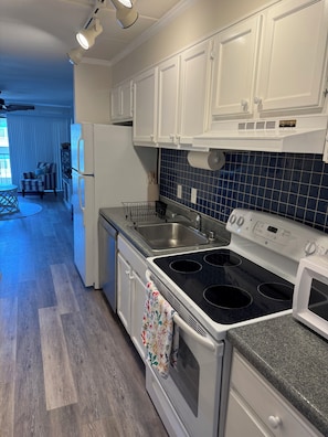 Coffee/tea maker, fridge, microwave, oven - Ocean view, steps to beach with a relaxing pool! (Ocean City)