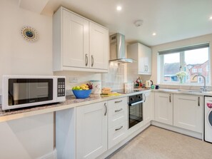 Microwave, oven, cookware/dishes/utensils - 1 Bed in Salisbury (oc-77796) (Downton)