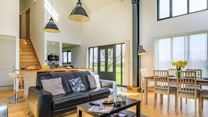 Ein modernes Wohnzimmer mit einer Couch, einem Couchtisch und einem Essbereich.