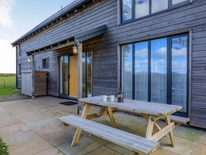 A wooden building with a patio area featuring a picnic table and a coffee pot. - 3 Bed in Chulmleigh (oc-65743) (Ashreigney)