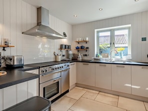 Oven, dishwasher, high chair, cookware/dishes/utensils - 3 Bed in Snettisham (oc-kt186) (Snettisham)