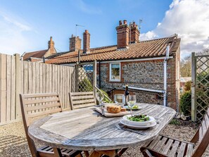 Outdoor dining - 2 Bed in Mundesley (oc-kt192) (Mundesley)