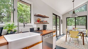 Een microgolfoven, een oven, een kookplaat
