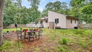 Outdoor dining - Private East Hampton Retreat with Serene Wooded Views (East Hampton)