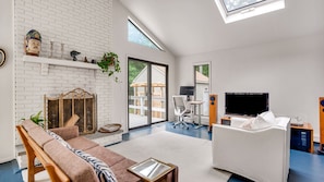 Smart-tv, een open haard en een stereo
