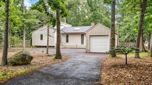 Exterior - Private East Hampton Retreat with Serene Wooded Views (East Hampton)