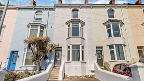 A row of terraced houses with a central staircase leading to the entrance. - 3 Bed in Portland (oc-dc031) (Portland)
