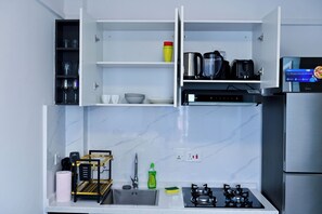 A modern kitchen with a gas stove, a coffee machine, and a built-in oven. - Marvelous 1-bedroom apartment in vibrant Nairobi perfect for your stay (Nairobi)