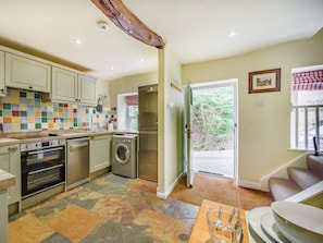 Oven, dishwasher, highchair, cookware/dishes/utensils - 3 Bed in Keswick (oc-sz065) (Applethwaite)