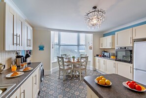 Oven, dishwasher, high chair, cookware/dishes/utensils - 2 Bed in Barmouth (oc-75387) (Barmouth)