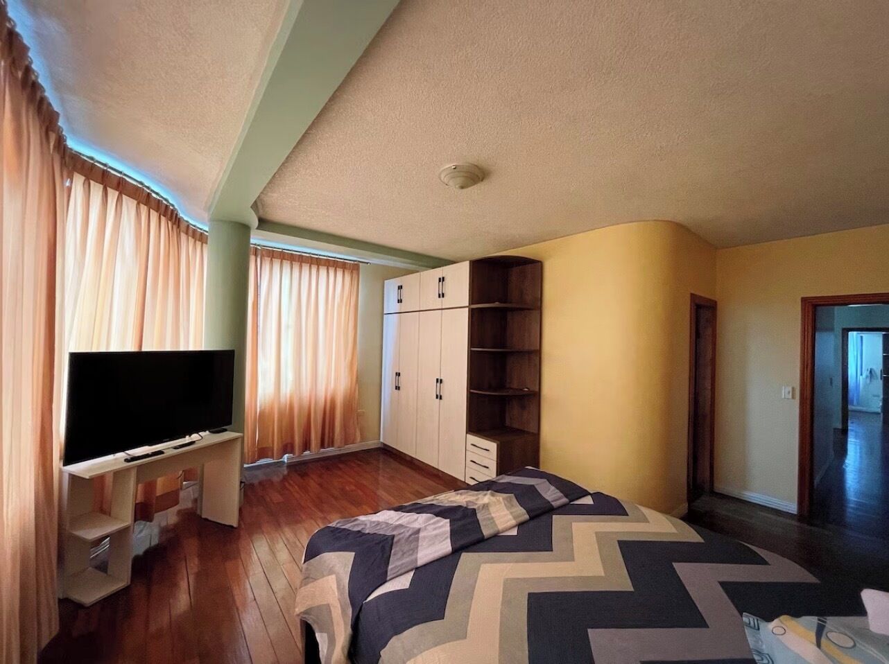 4 bedrooms, iron/ironing board, internet, bed sheets