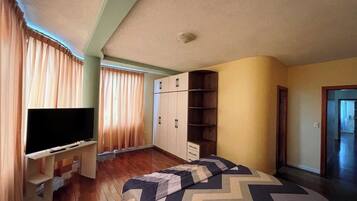 4 bedrooms, iron/ironing board, internet, bed sheets