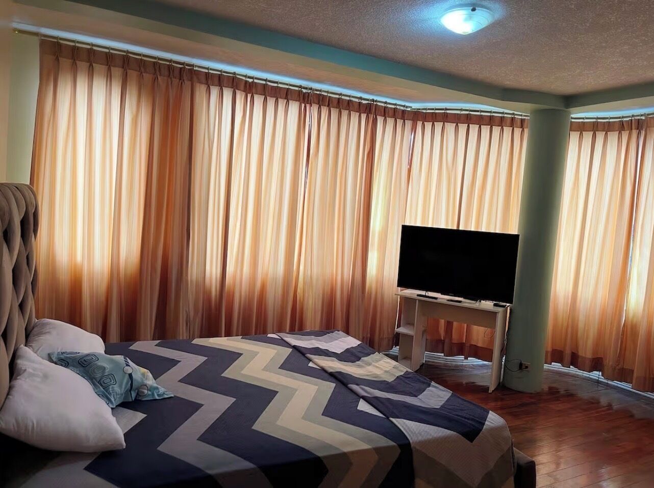4 slaapkamers, een strijkplank/strijkijzer, internet, beddengoed