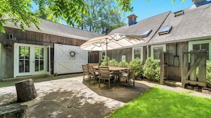 Outdoor dining - Stylish Hamptons Retreat, tucked away in a peaceful garden, incredible... (Sagaponack)
