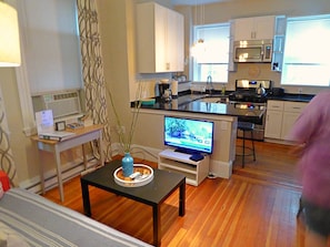 Coffee/tea maker, fridge, microwave, stovetop