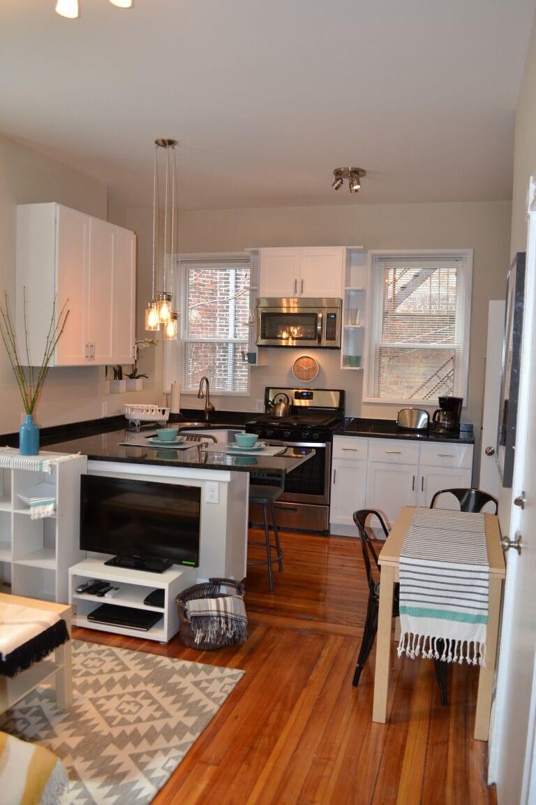 Coffee/tea maker, fridge, microwave, stovetop