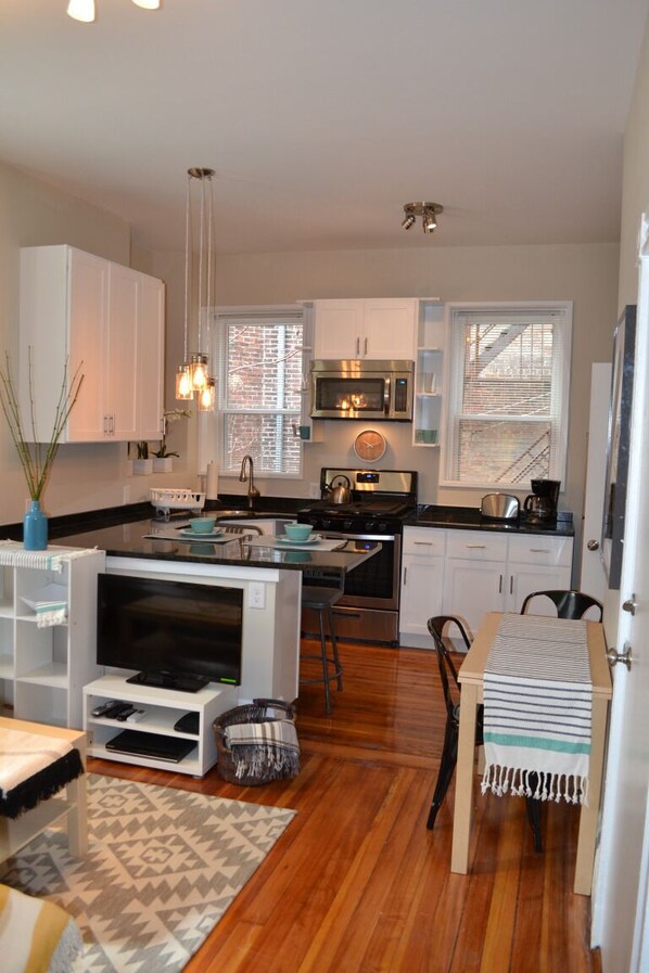 Coffee/tea maker, fridge, microwave, stovetop