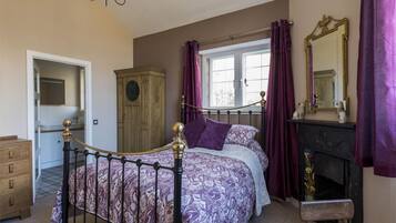 2 bedrooms, travel cot, free WiFi, bed sheets