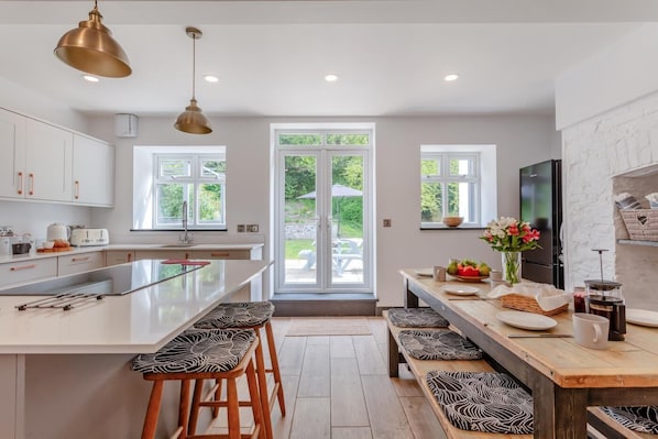 Oven, dishwasher, high chair, cookware/dishes/utensils - 4 Bed in Chulmleigh (oc-85596) (Chulmleigh)