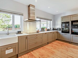 Oven, dishwasher, highchair, cookware/dishes/utensils - 5 Bed in Cupar (oc-85660) (Cupar)