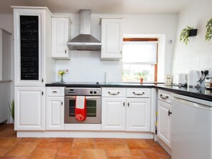 Oven, dishwasher, high chair, cookware/dishes/utensils - 1 Bed in New Moat (oc-77692) (New Moat)