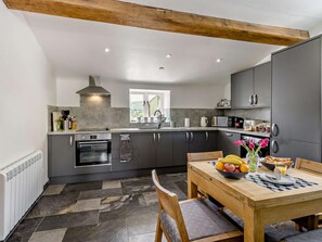 Oven, dishwasher, high chair, cookware/dishes/utensils - 2 Bed in Wrexham (oc-76399) (Coedpoeth)