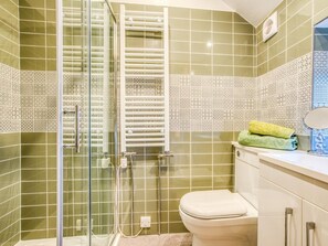 A bathroom with a glass-enclosed shower, a toilet, and a sink with a mirror. - 3 Bed in Buxton (oc-77739) (Hartington)