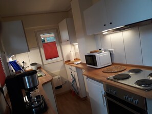 Fridge, microwave, oven, stovetop - Holiday Home 'Haus Birkenheim' with Private Terrace, Shared Garden and Wi-Fi (Hatten)