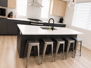 Coffee/tea maker, fridge, microwave, stovetop - Stunning Townhome in Centerville/Farmington UT (Centerville)