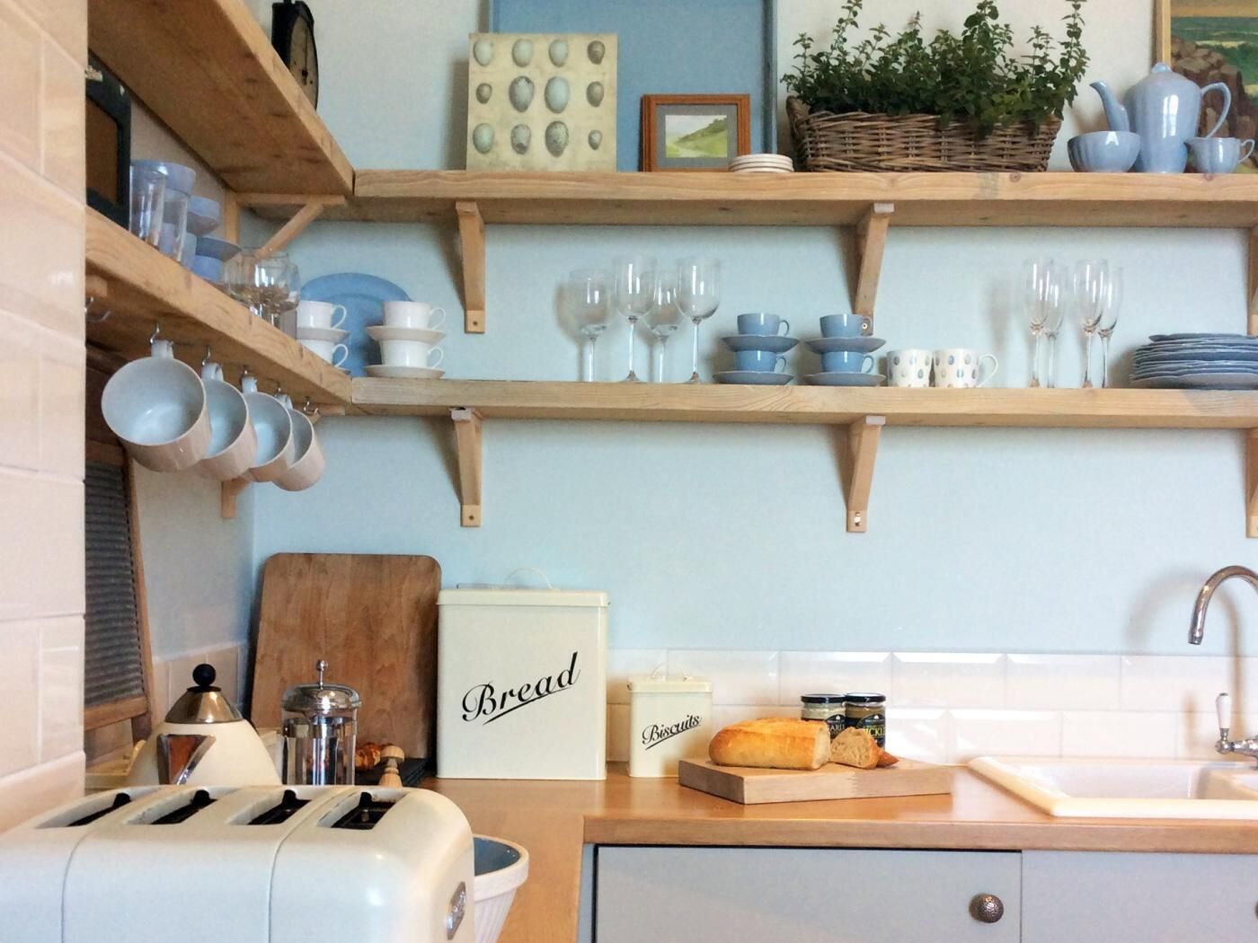 Oven, dishwasher, cookware/dishes/utensils