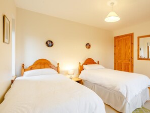 Travel cot, free WiFi, bed sheets - 4 Bed in Gairloch (oc-ca390) (Badachro)